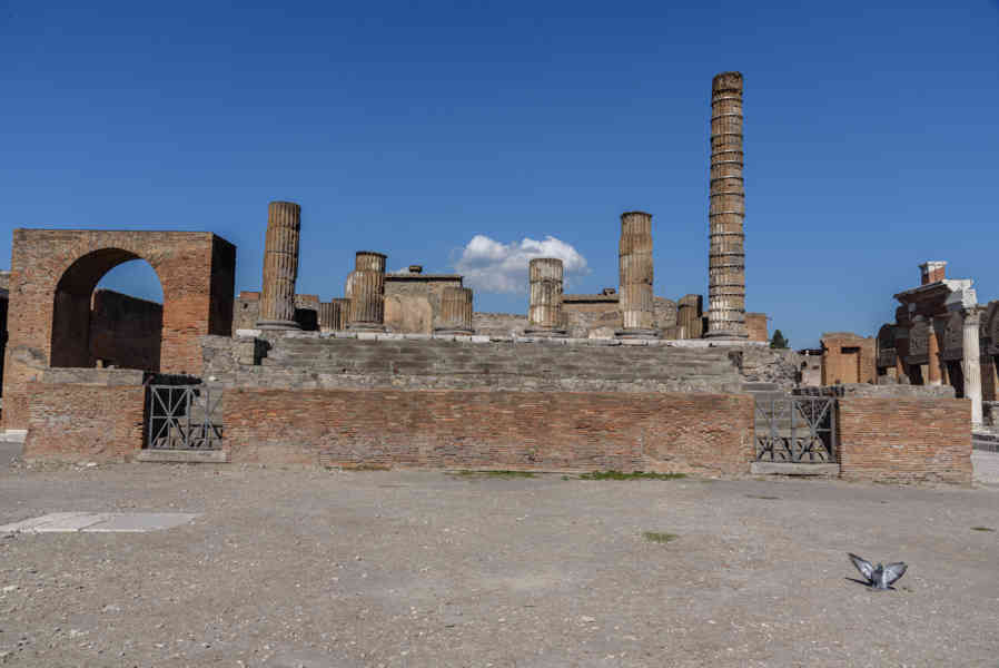 026 - Italia - Pompeya - parque arqueológico de Pompeya - Templo de Júpiter.jpg